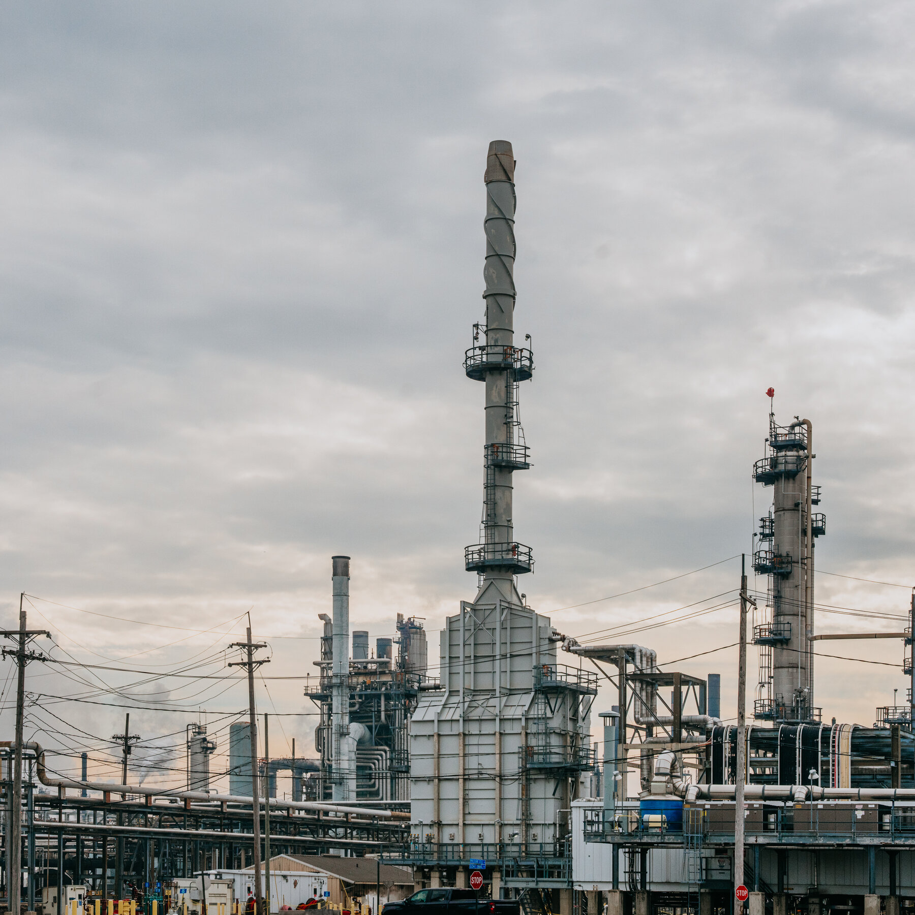 Oil Prices Tumble as China-U.S. Tariffs Weaken Economic Confidence