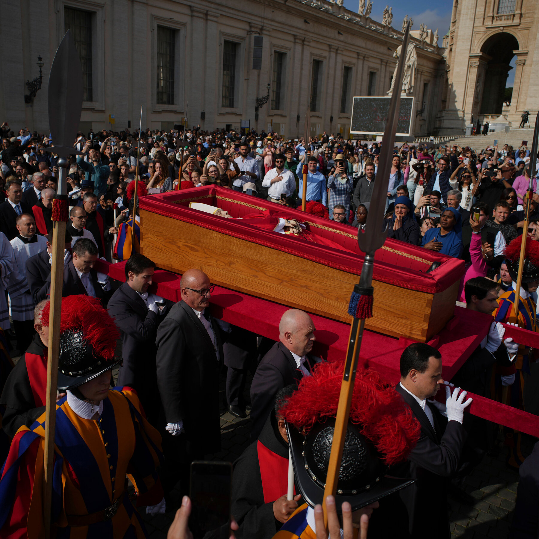 Pope Francis’ Coffin Is Moved to St. Peter’s Basilica to Lie in State
