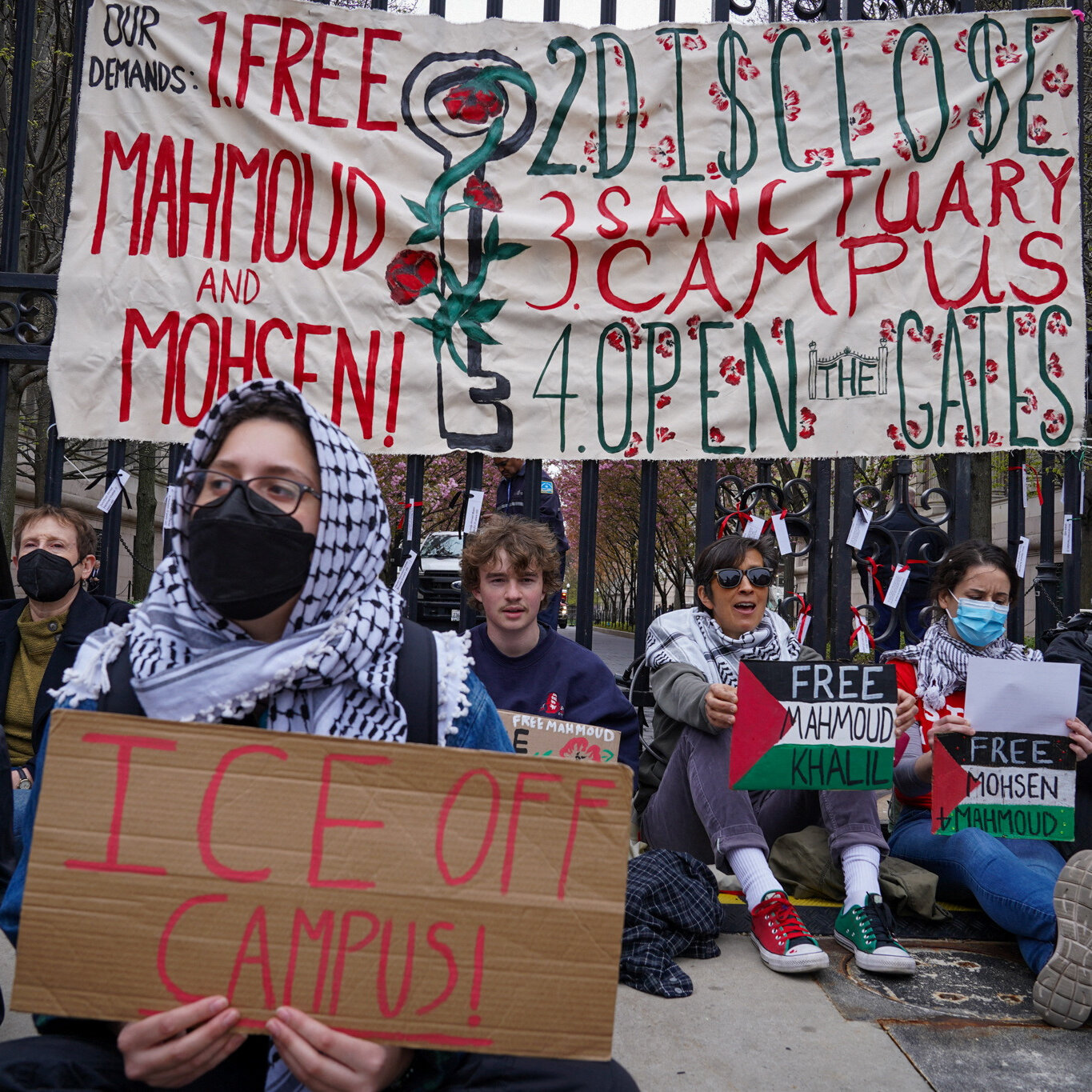 Protesters Chain Themselves to Columbia Gates, Calling for Activists’ Release
