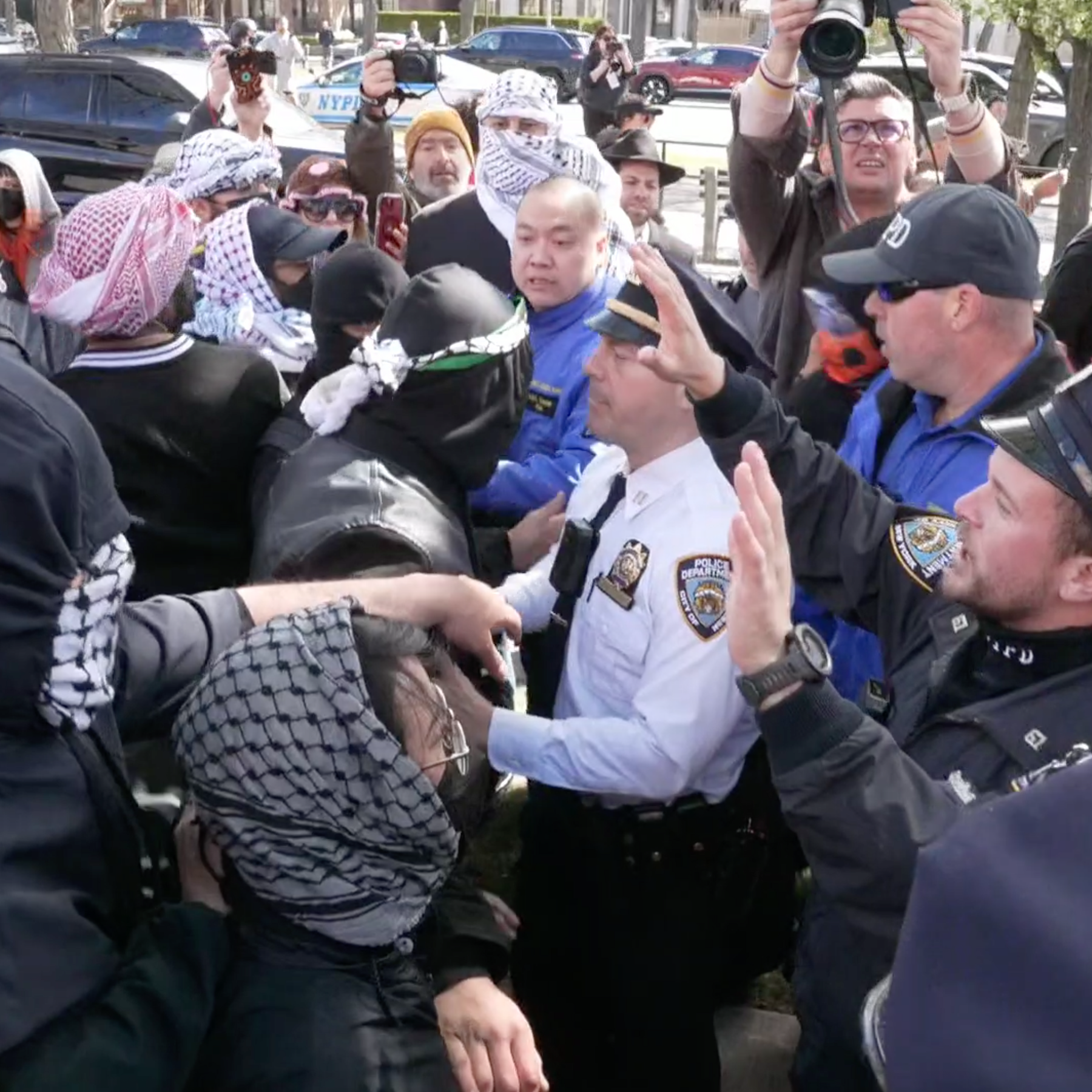 Protests Against Israeli Official Heat Up Outside Synagogue in Brooklyn