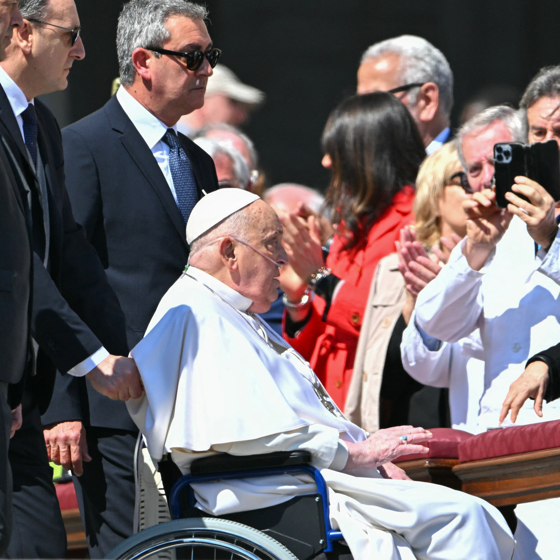 Recovering Pope Francis Surprises Pilgrims With a Public Appearance