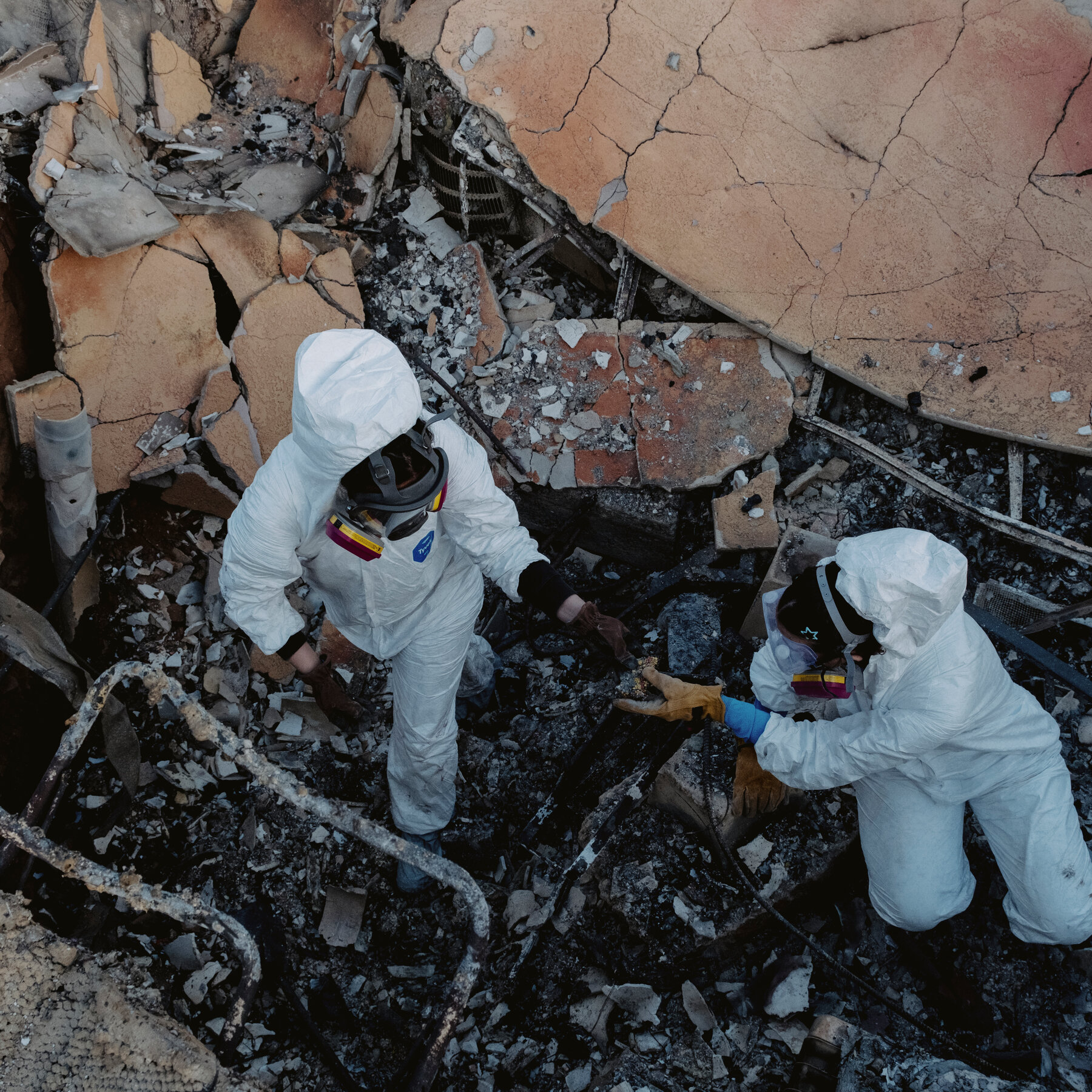 Residents Return to See What the Fire Left Behind, and to Say Goodbye