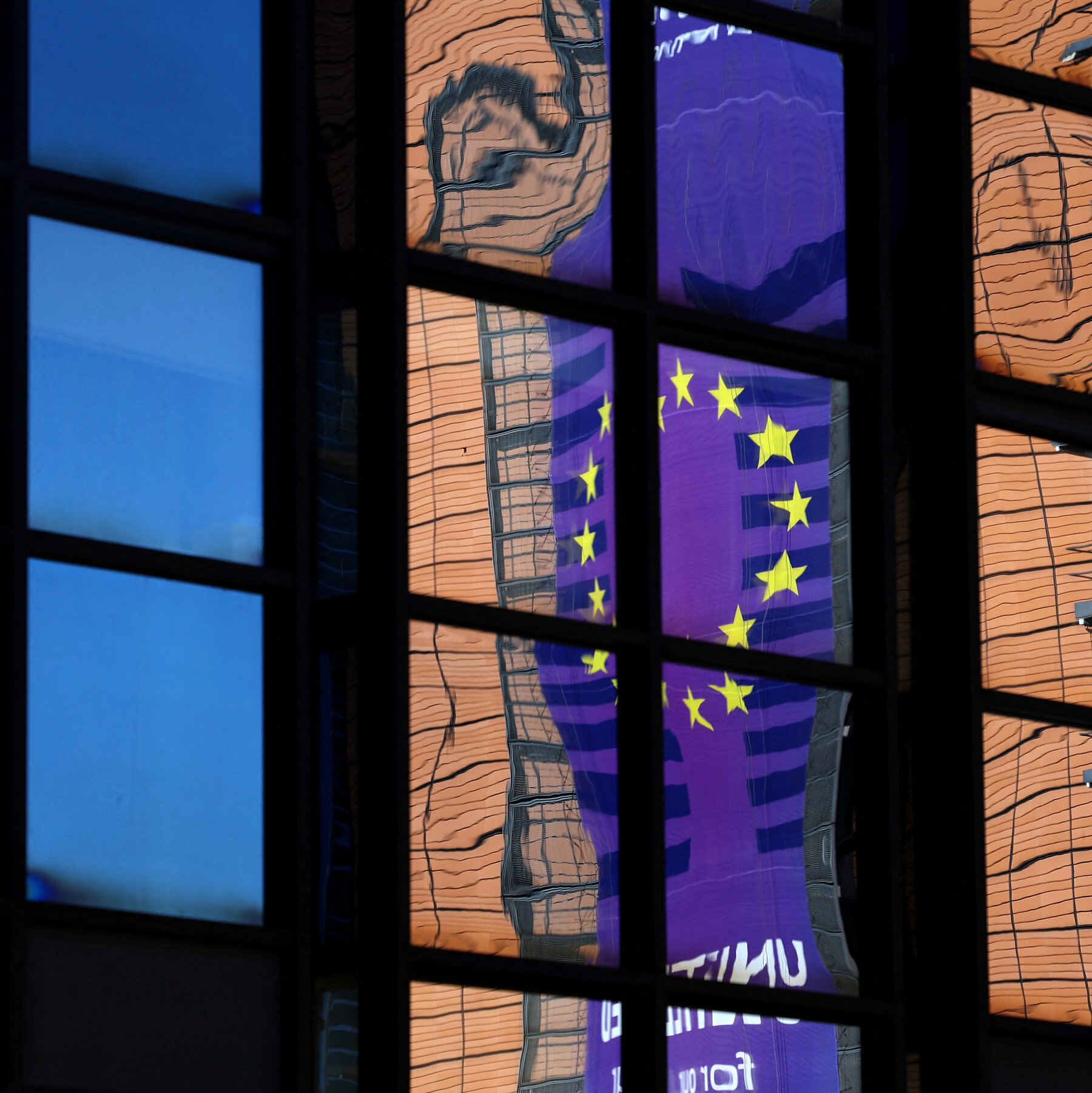 Risking Trump’s Ire, E.U. Accuses Apple and Google of Unfair Practices
