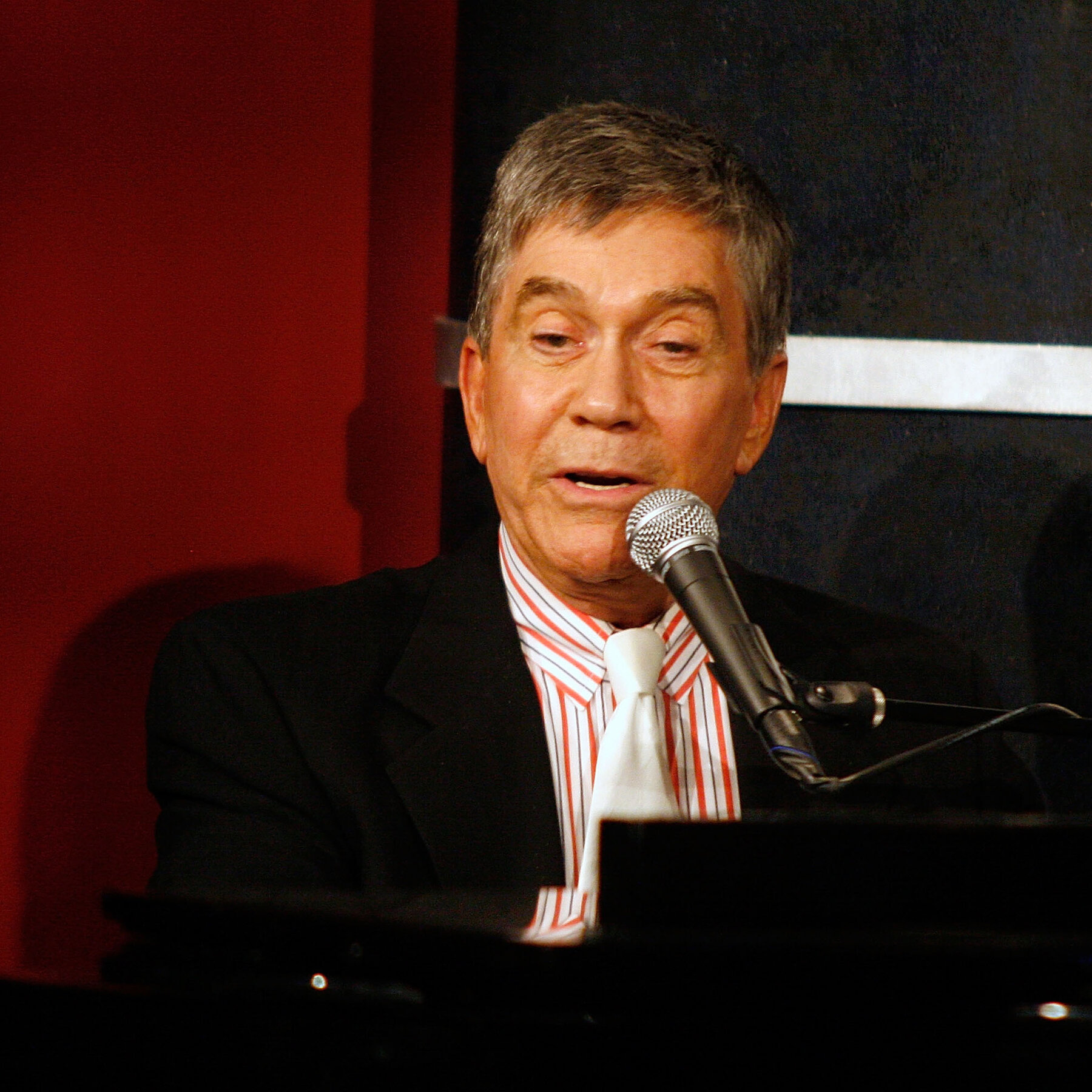 Ronny Whyte, Cabaret Singer Who Personified Elegance, Dies at 88