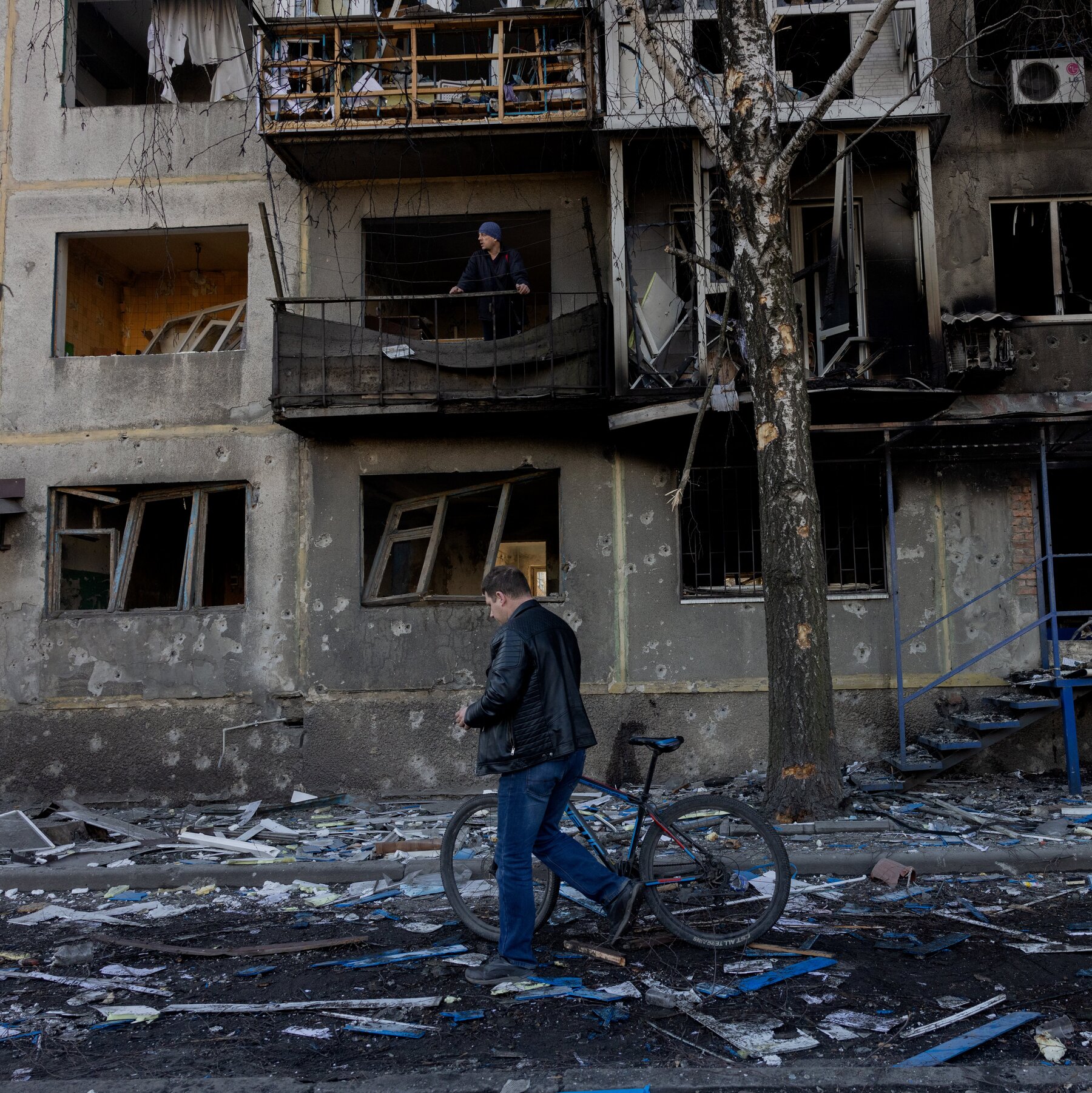 Russian Strikes Kill 20 in Eastern Ukraine