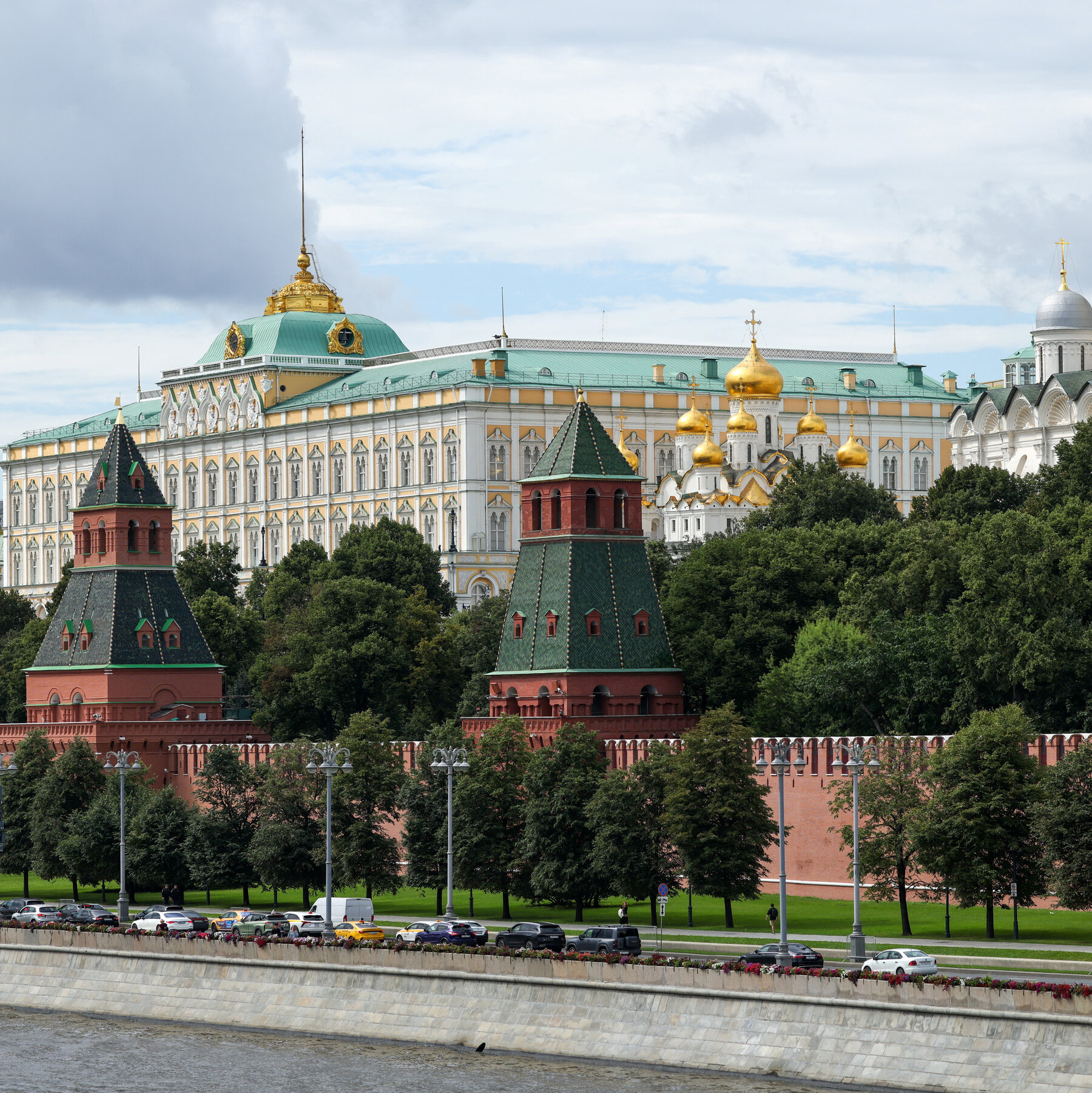Russia’s Military Budget Shrinks as War Costs Hit Kremlin’s Economic Limits