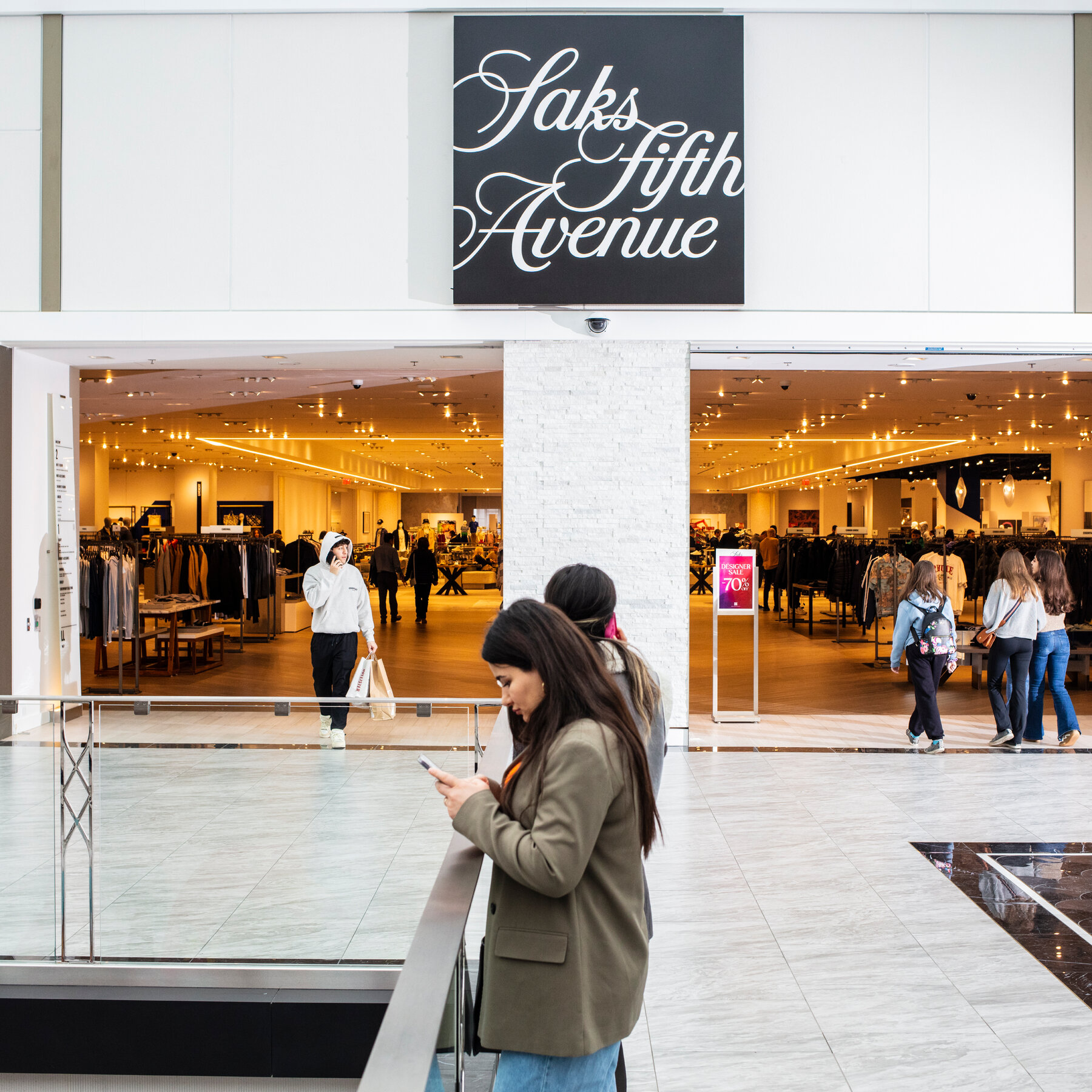 Saks Is at a Crossroads, Facing Creditor and Vendor Unease
