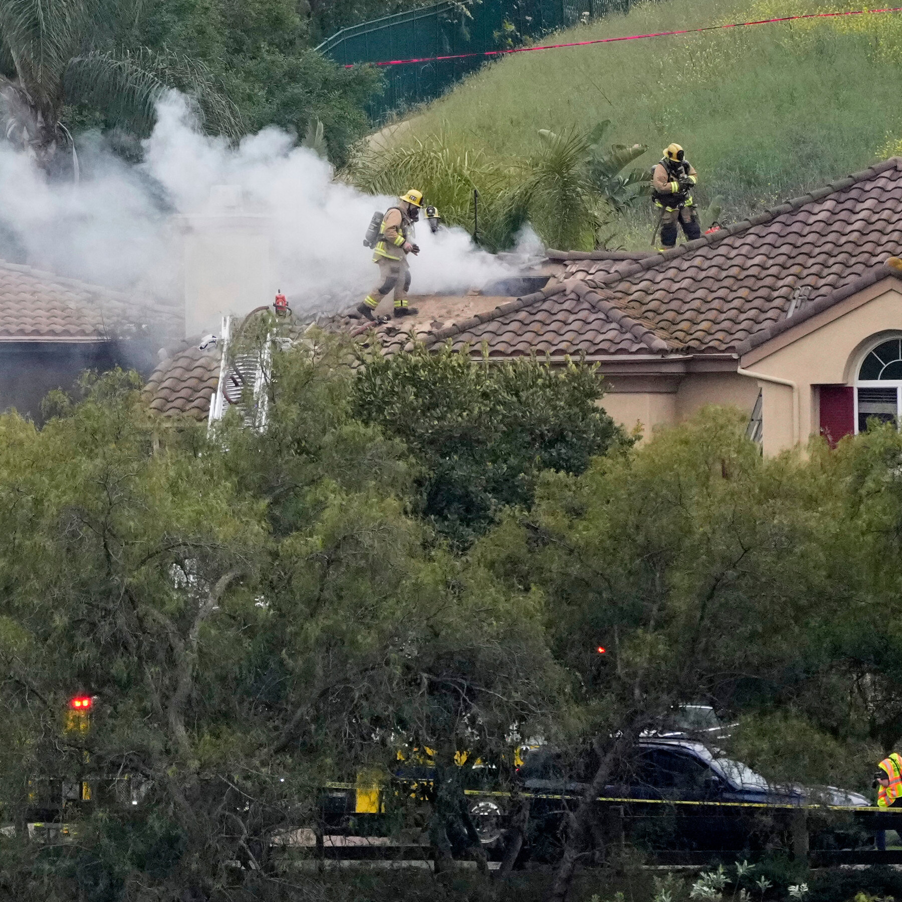 Small Plane Crashes Into Simi Valley, Calif., Homes, Killing Pilot