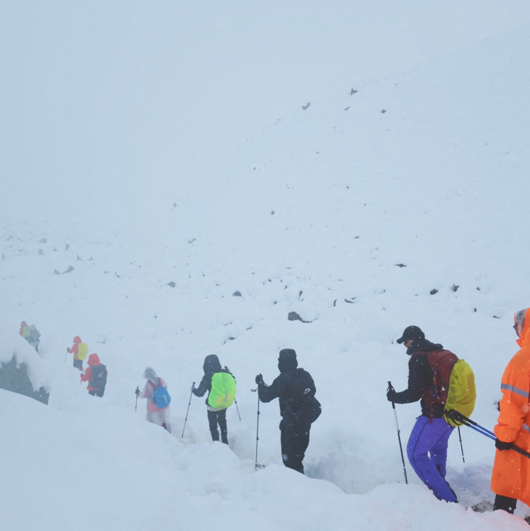 Snowstorm Traps Hundreds of Everest Hikers