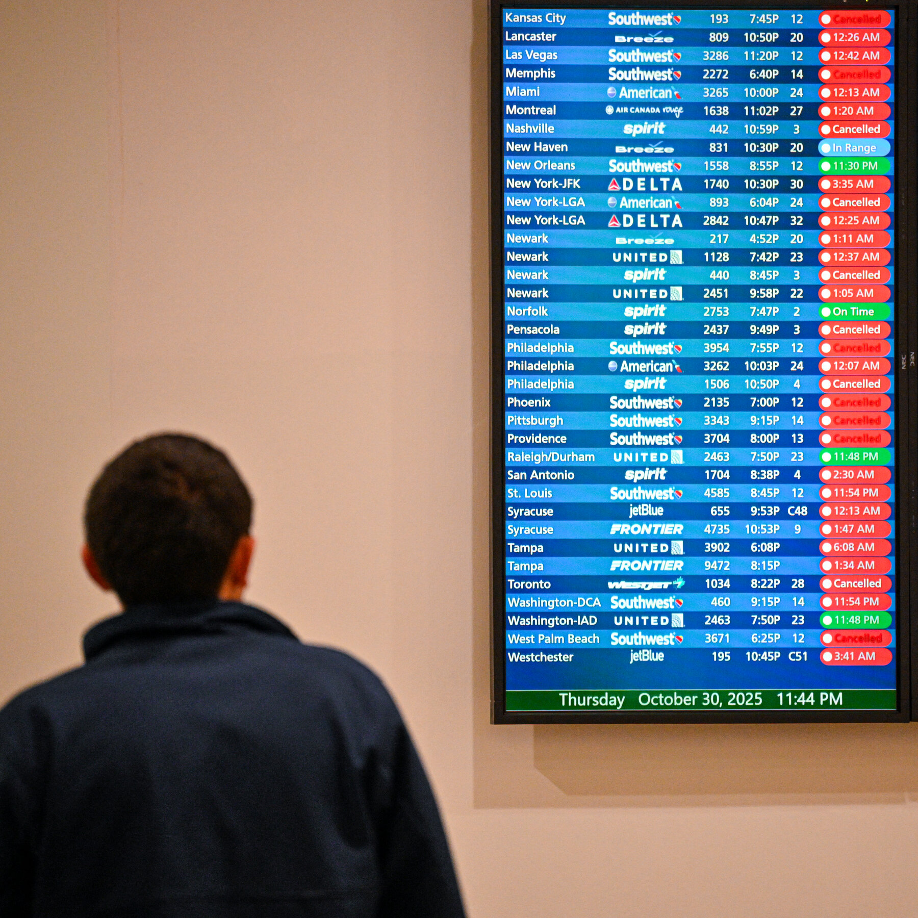 Staffing Issues Cause More Air Travel Delays, as Controllers’ Union Backs G.O.P.’s Plan to End Shutdown