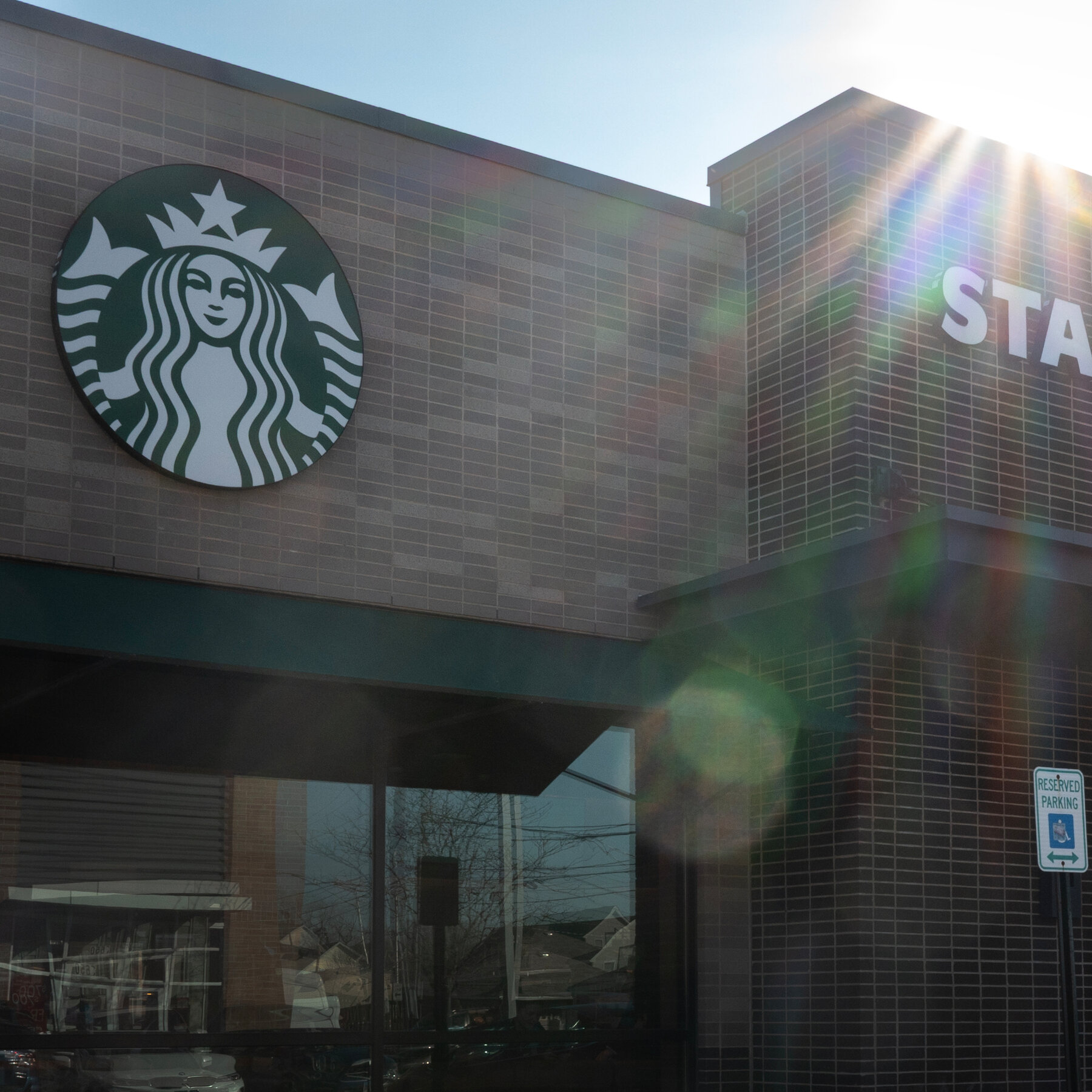 Starbucks Profit Drops, but Leaders Say Turnaround Is Working