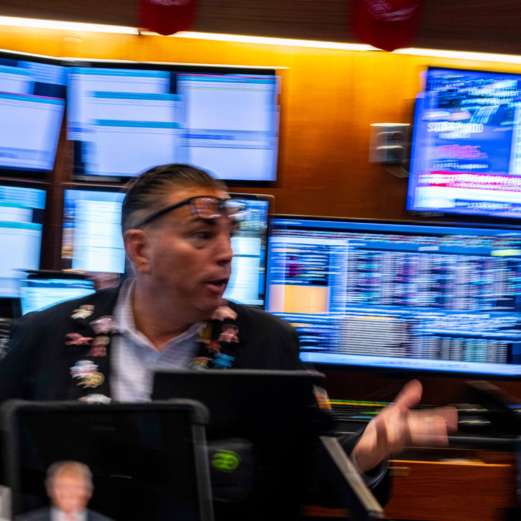 Stocks Post Gain for the Week, but Investors Remain Anxious