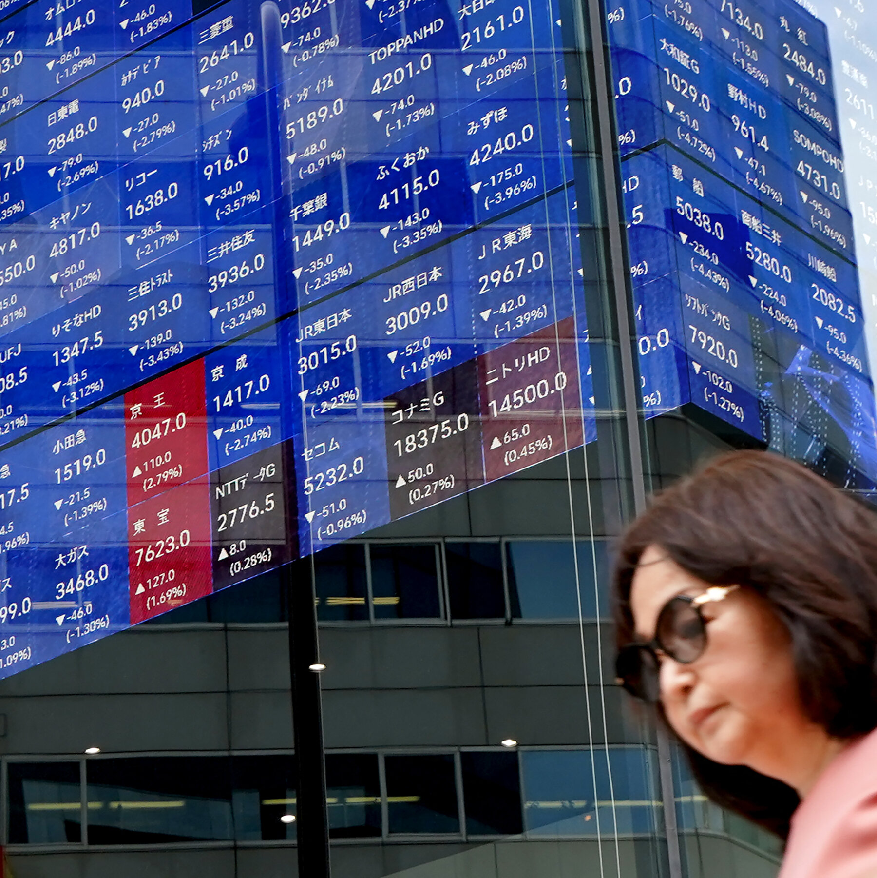 Stocks Sink as Trump’s Tariff Threats Weigh on Confidence