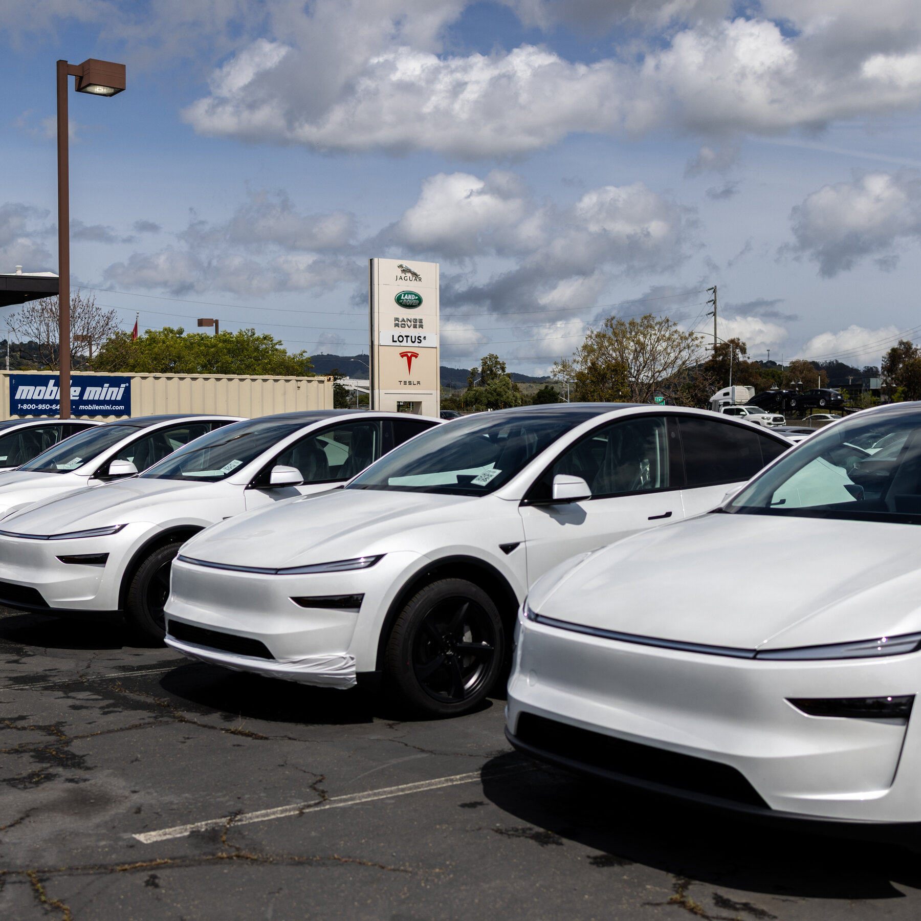 Tesla U.S. Sales Plunge as G.M. and Others Make Gains