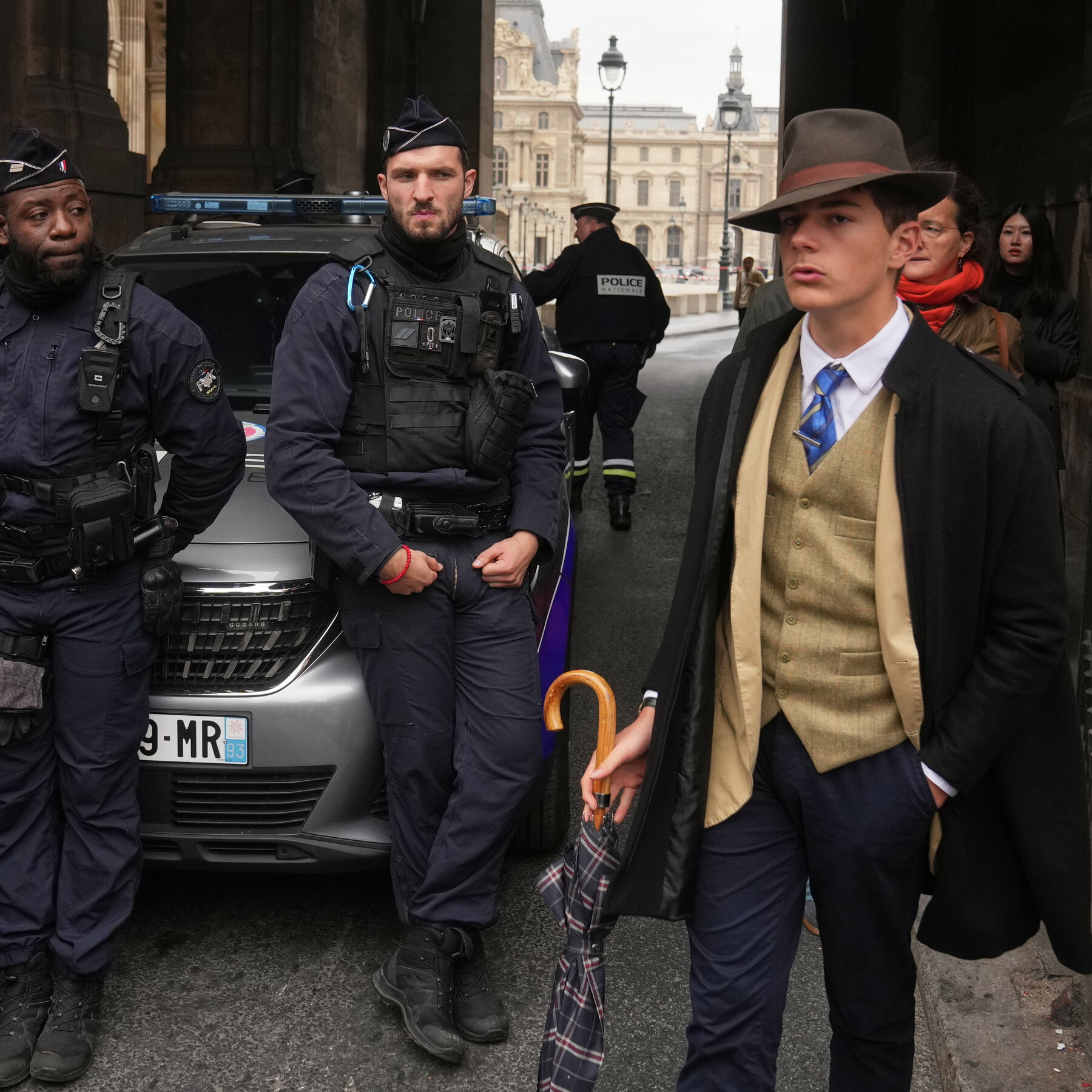 The Mysterious ‘Louvre Detective’ Was a 15-Year-Old Passer-by