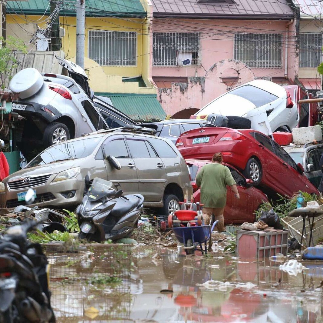Thousands Flee Flooding as Typhoon Kalmaegi Slams Central Philippines