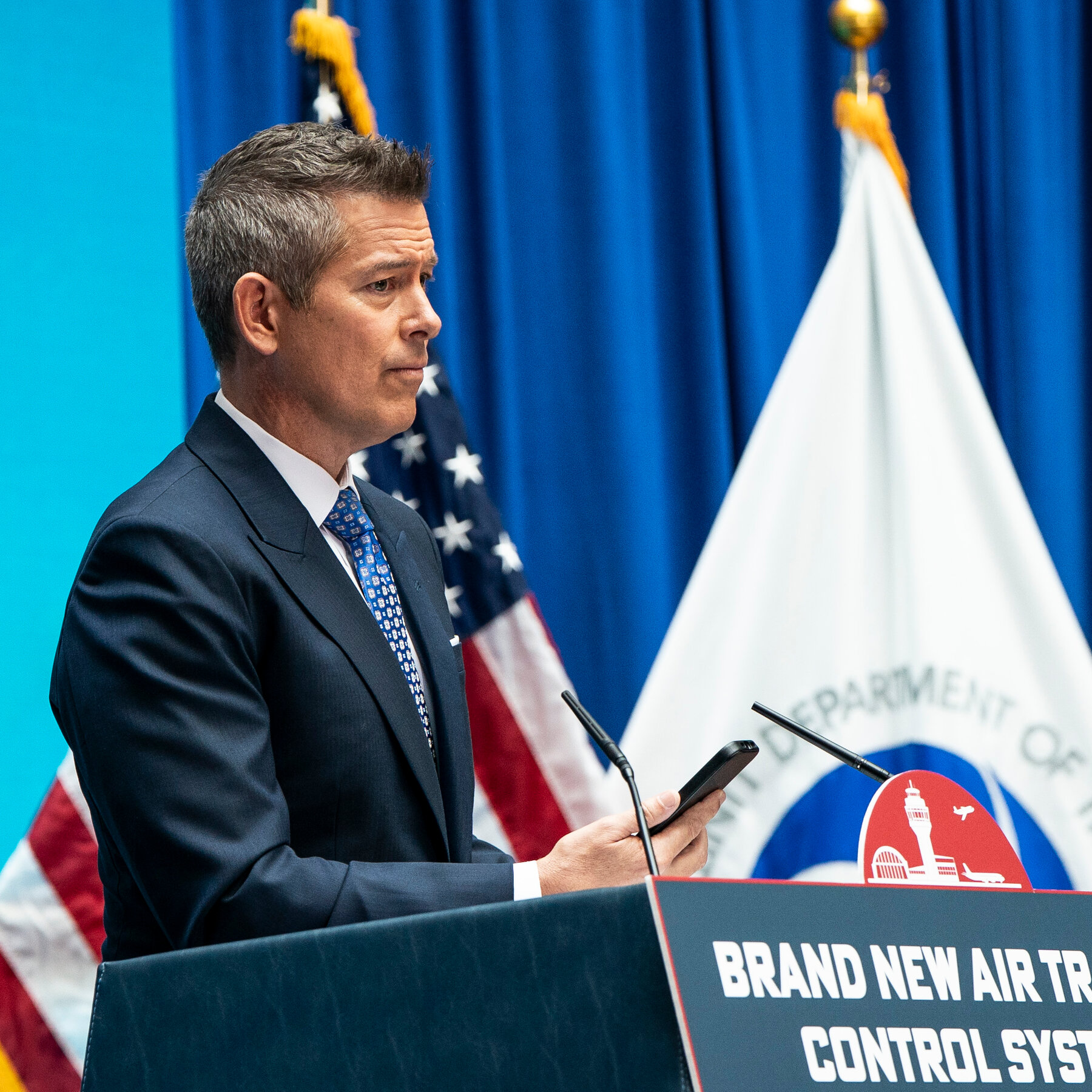 Transportation Secretary Unveils Plan to Overhaul of Aging Air-Traffic Systems
