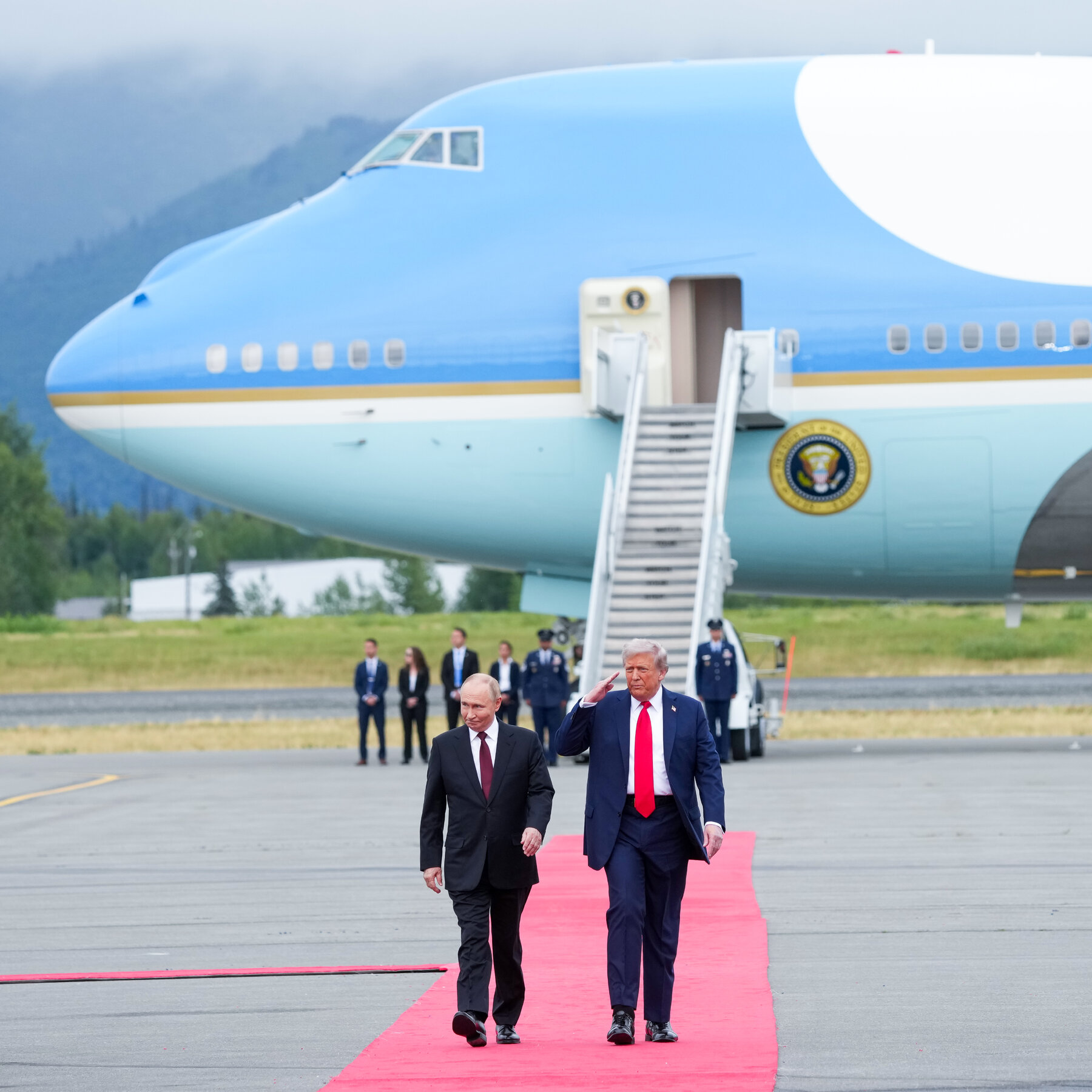 Trump and Putin Put on a Show in Summit, but No Ukraine Deal Emerges