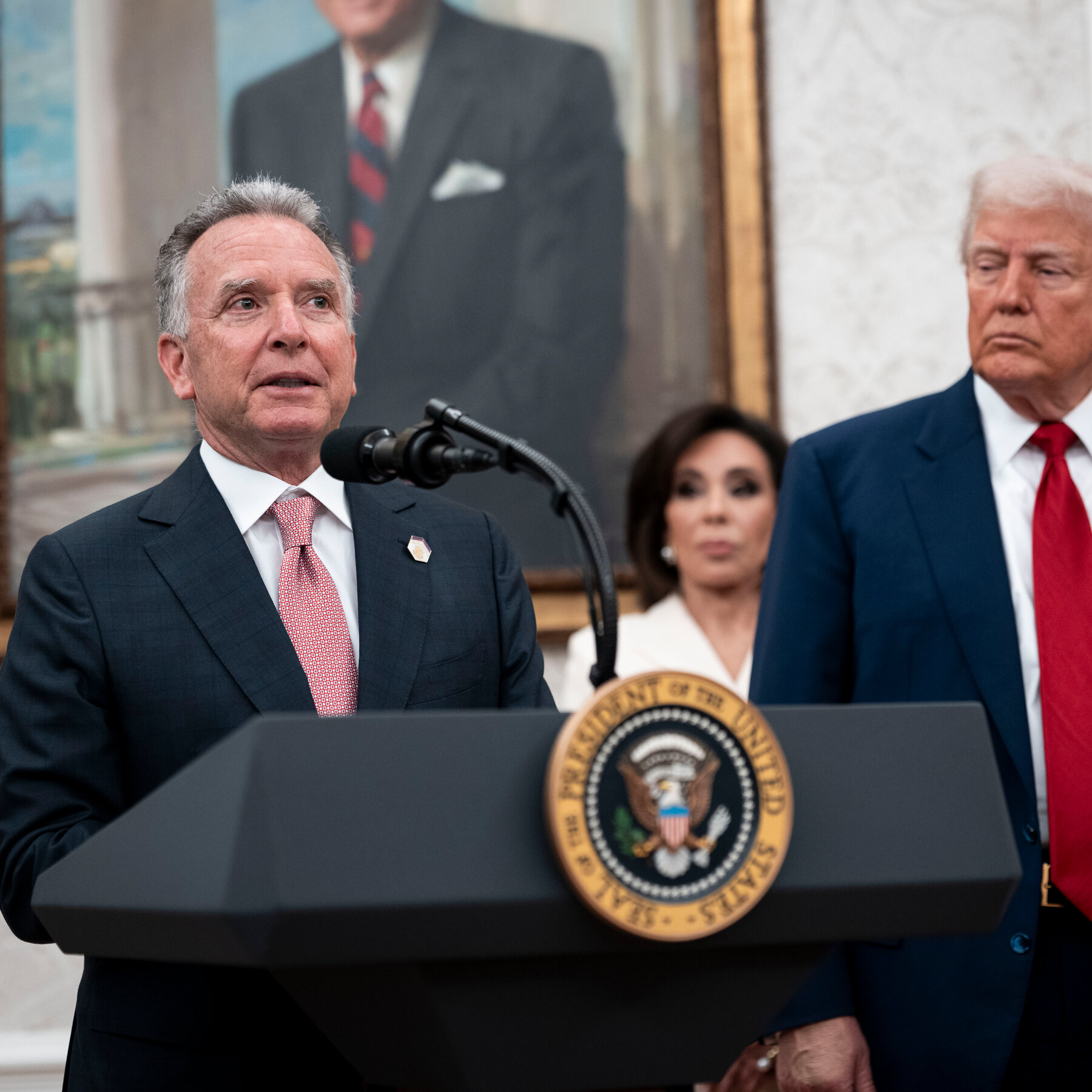 Trump Defends Witkoff’s Tactics in Ukraine Negotiations