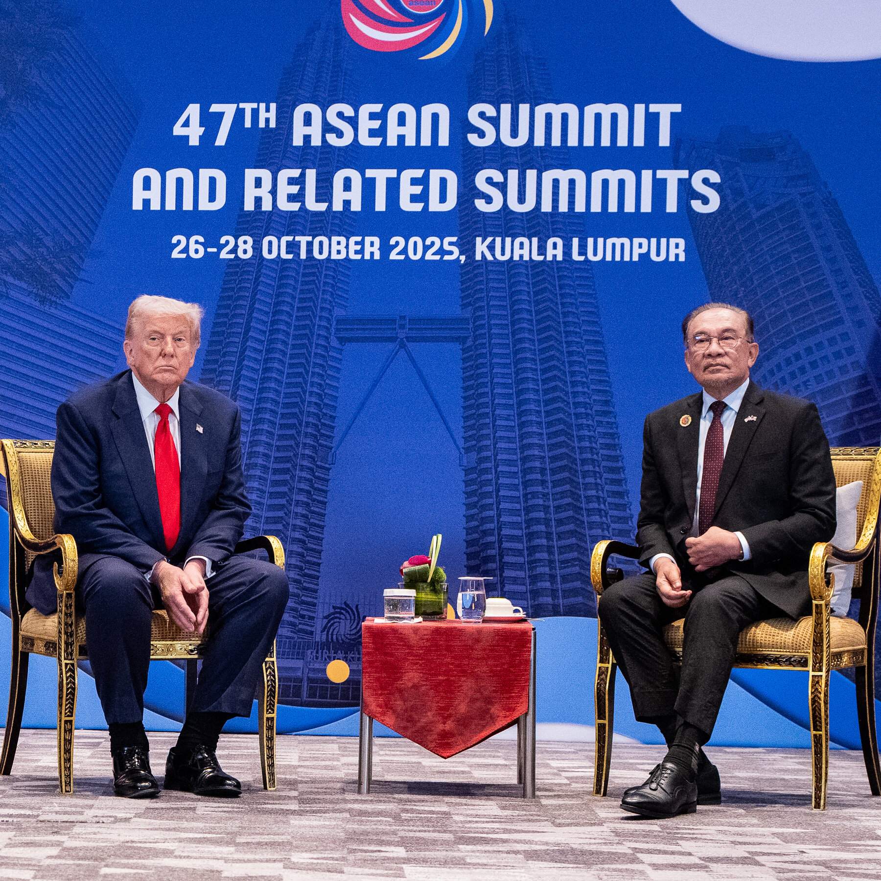 Trump Leans Into Showmanship on Day 1 of His Asia Trip
