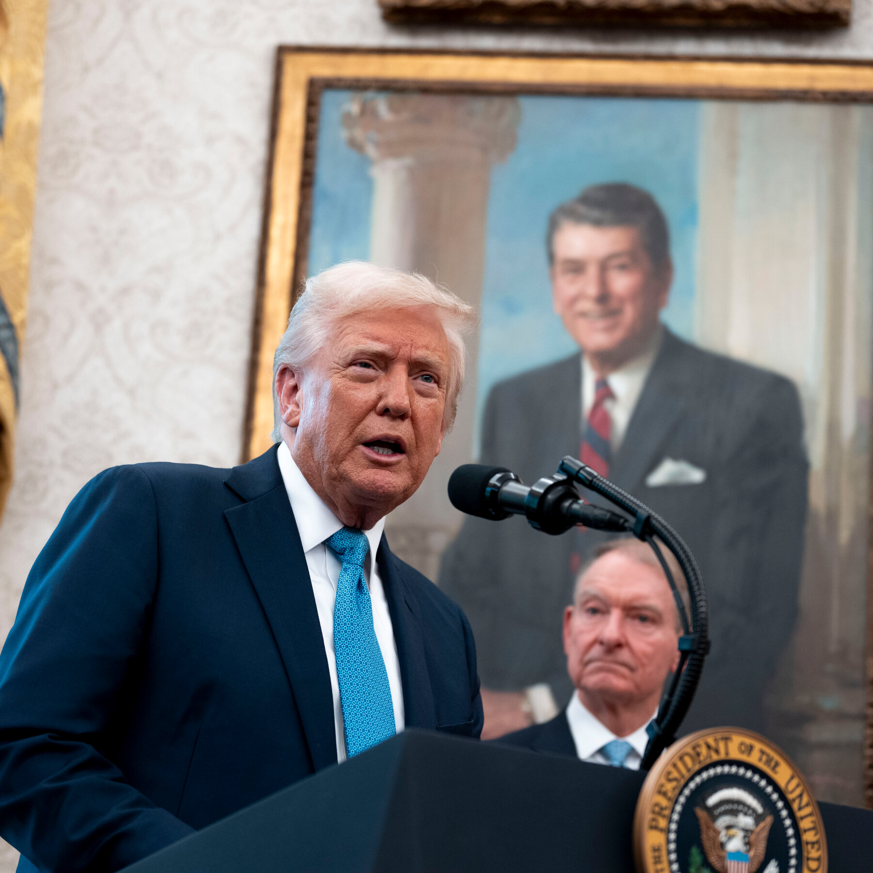 Trump Offers a Private Dinner to Top 220 Investors of His Memecoin