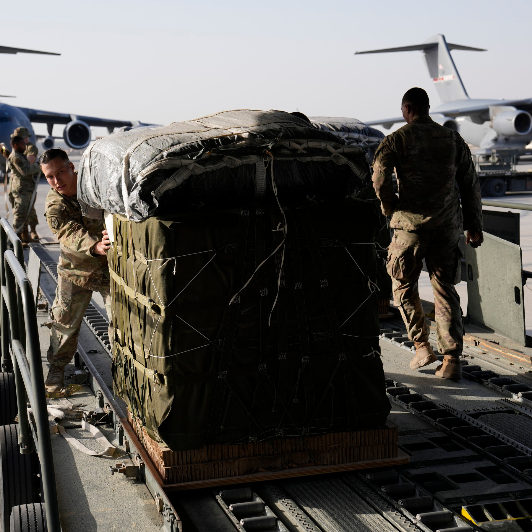 Trump Visits Biggest U.S. Military Facility in the Middle East