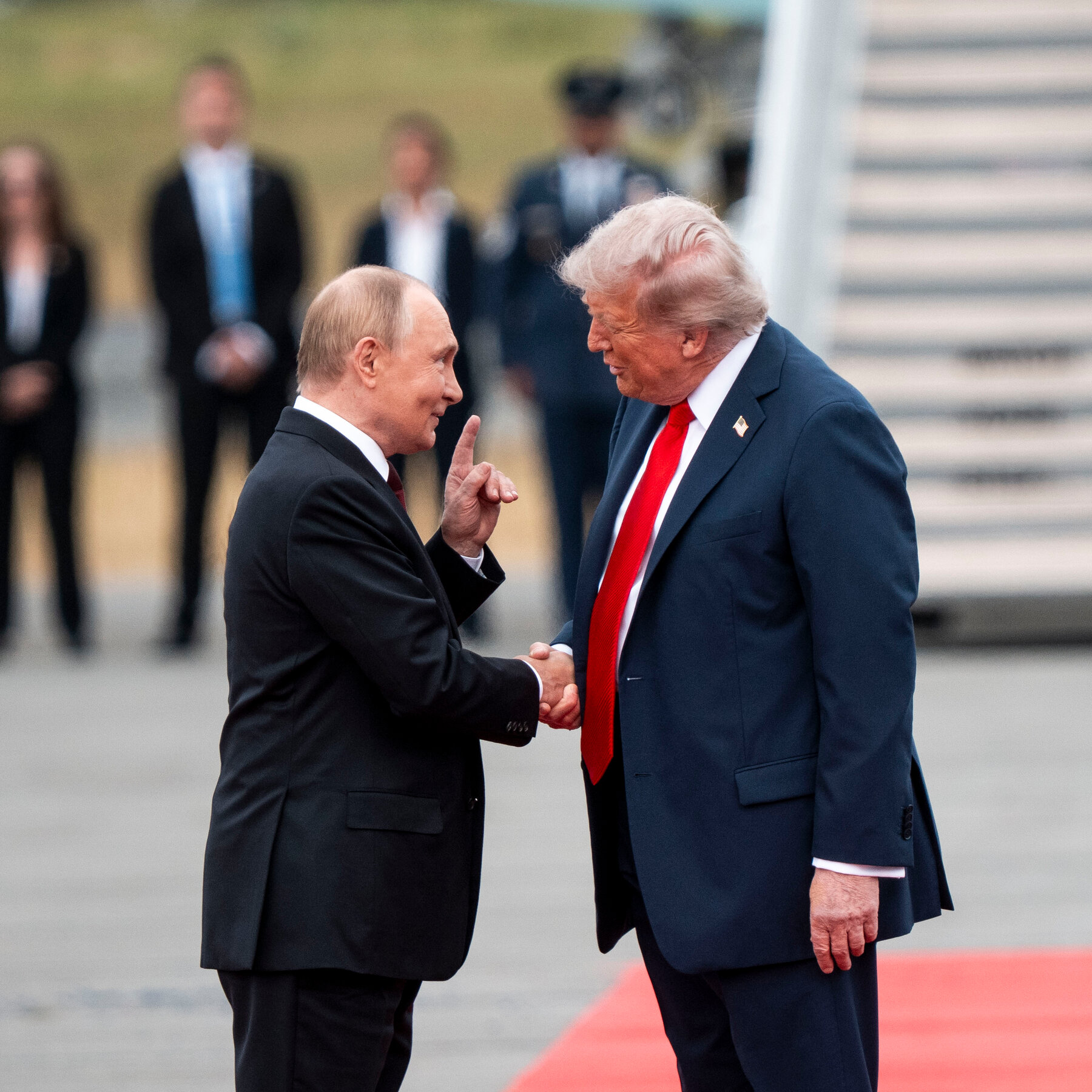 Trump Welcomes Putin With B-2 Fighter Jet Flyover and Red Carpet
