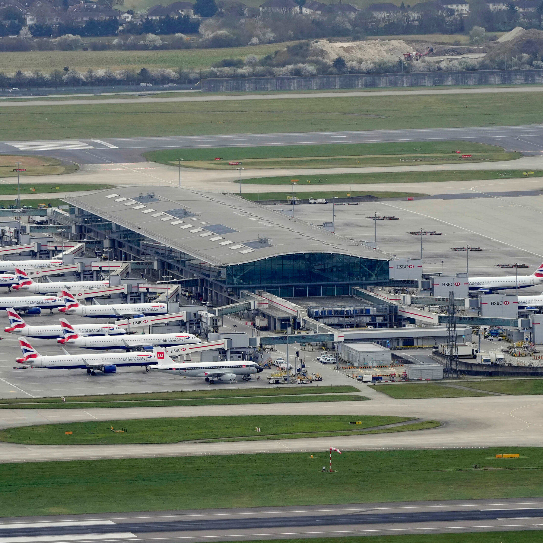 UK Counterterrorism Police Investigating Fire Near Heathrow