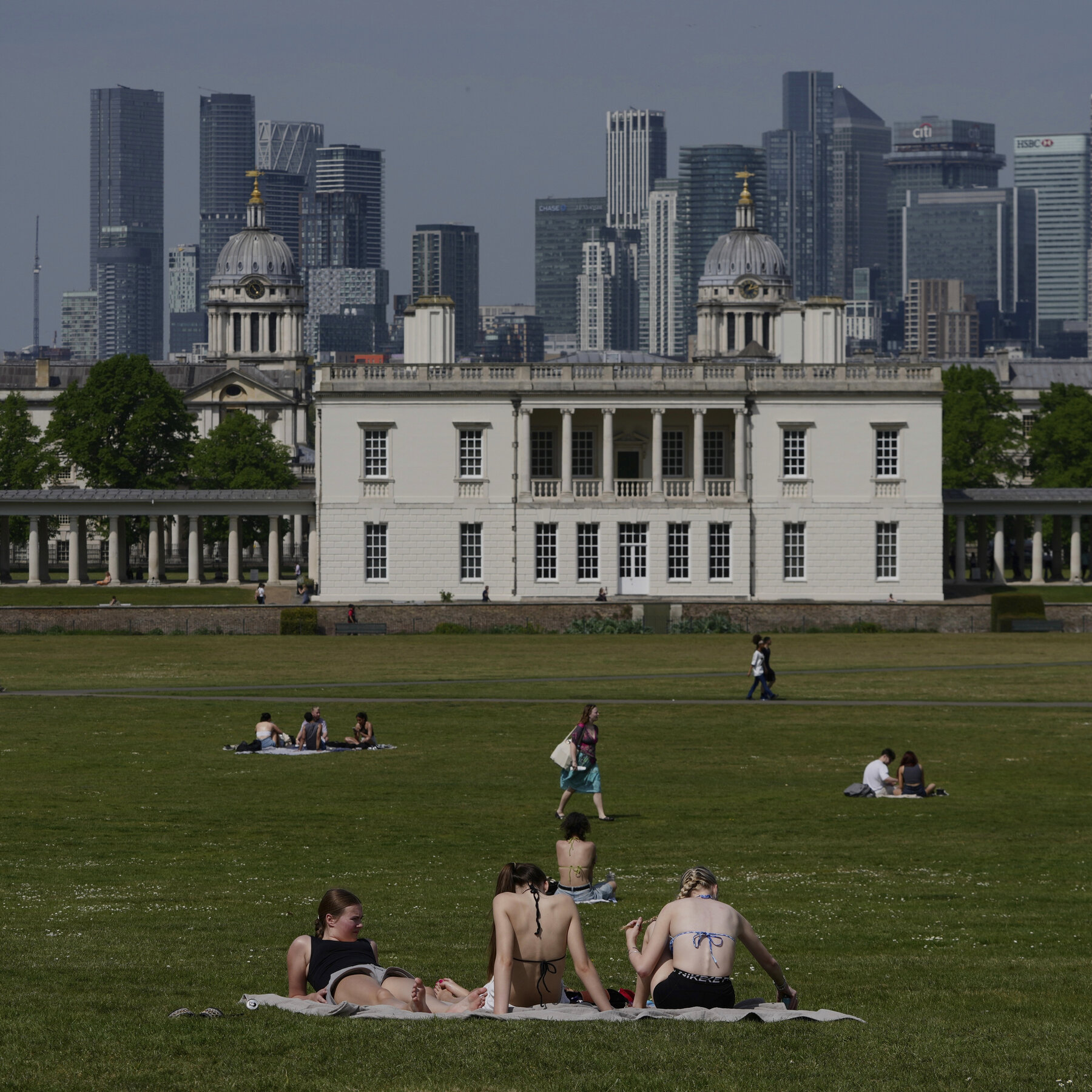 U.K. Records Its Hottest May 1 Ever, Despite a Toilet Getting in the Way