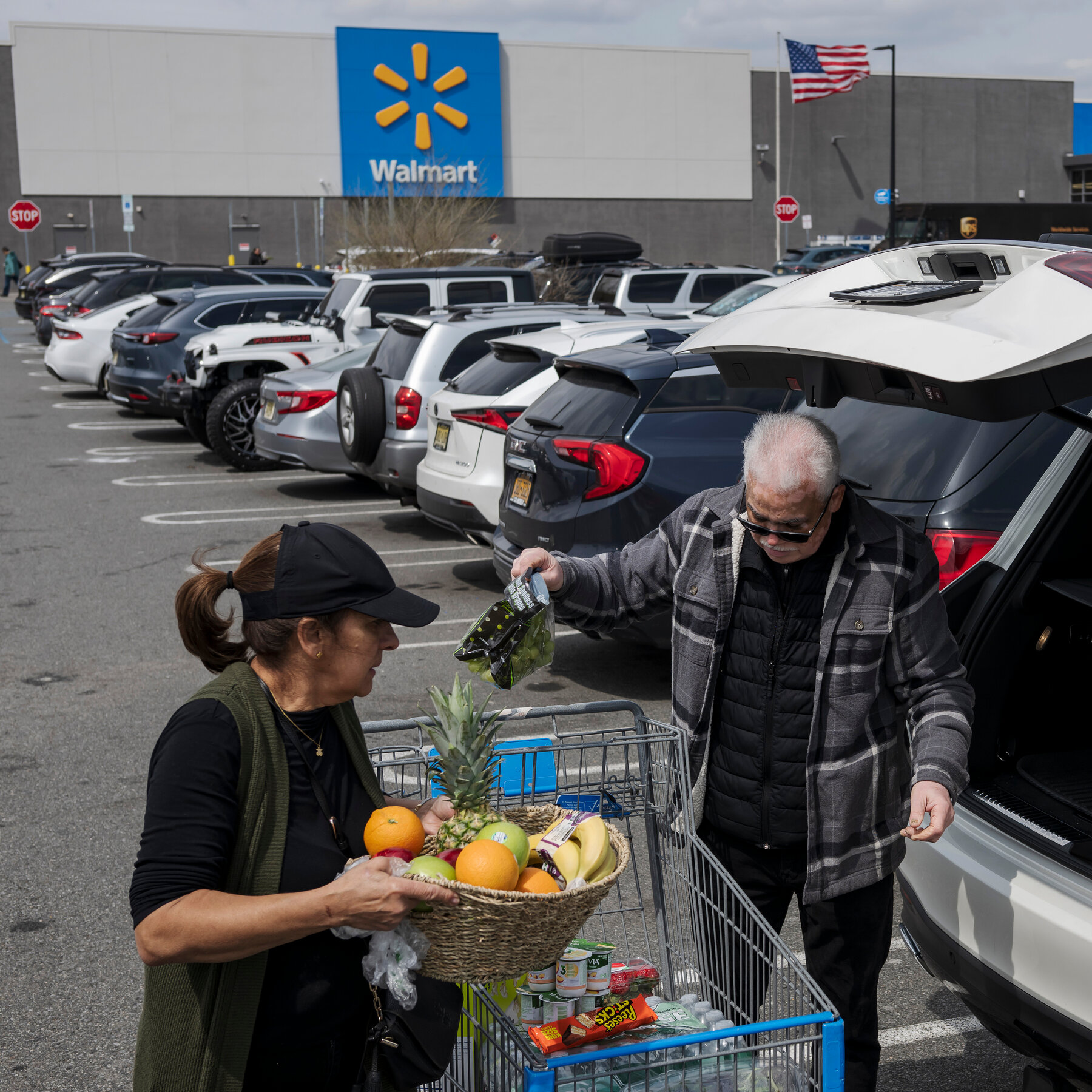 Walmart Sales Rise as Shoppers Look For Savings