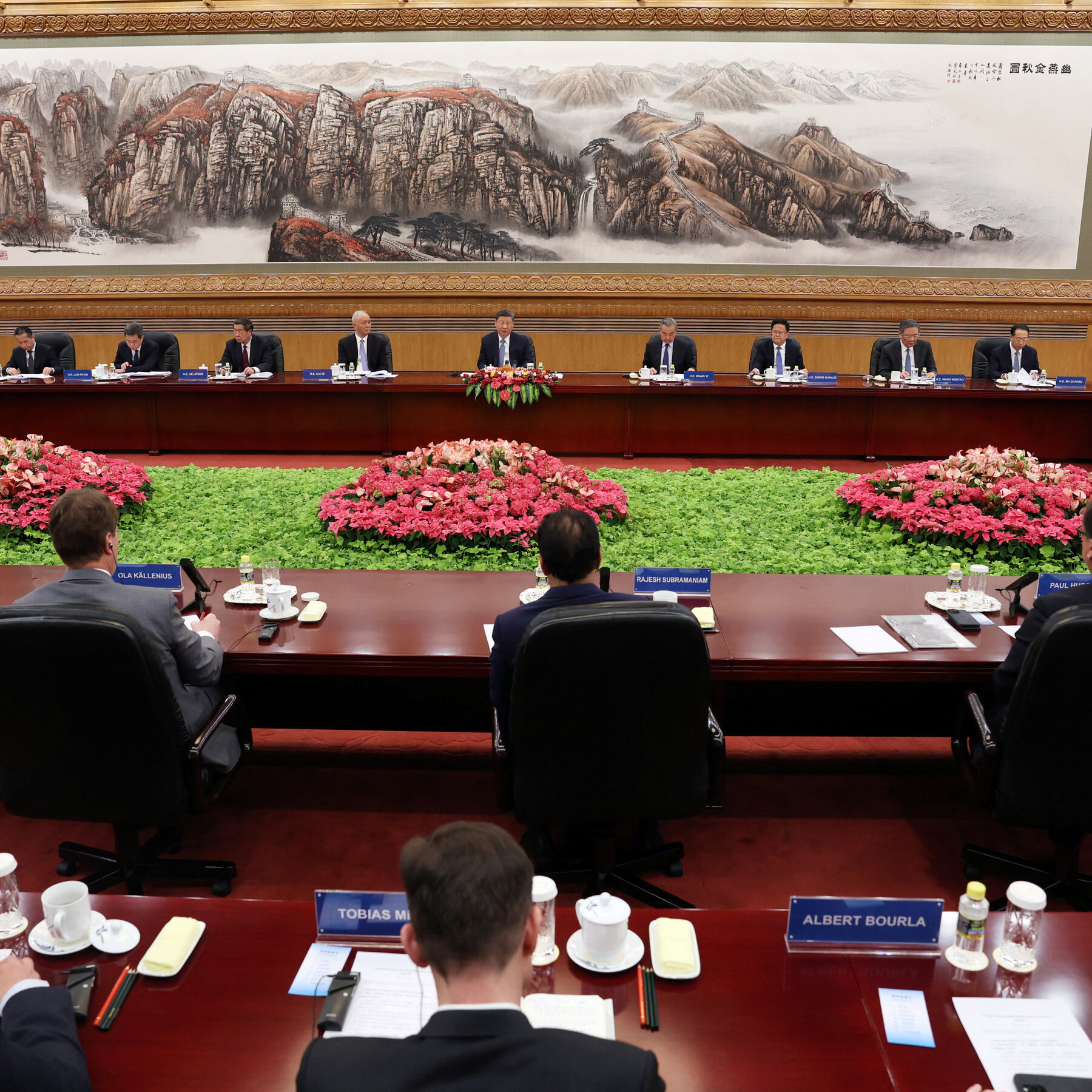 Xi Jinping Meets Global Business Leaders Amid Trade Tensions